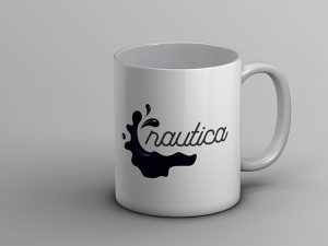 Tasse, Teller, Schüsseln oder Seifenspender. Der Keramiklich hält viele Produkte bereit, auf die ein individuelles Jachtlogo oder das Logo für ein Seegelboot gedruckt werden kann.